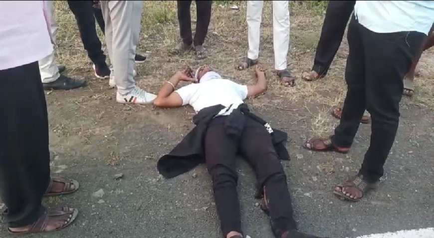 दुचाकी बैलबंडीच्या मागच्या बाजूस घुसून युवक गंभीर रित्या जखमी