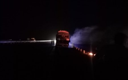 समृद्धी महामार्गावर ट्रकचा टायर फुटल्याने ट्रकला लागली आग युवकांच्या सतर्कतेने मोठा अनर्थ टळला