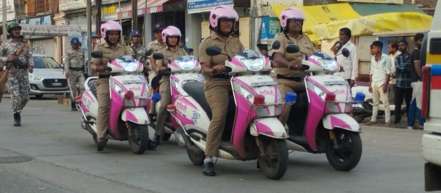 कावळ यात्रा व गणपती उत्सवाच्या पार्श्वभूमीवर  अकोला शहरामध्ये पोलिसांचा रूटमार्च !!