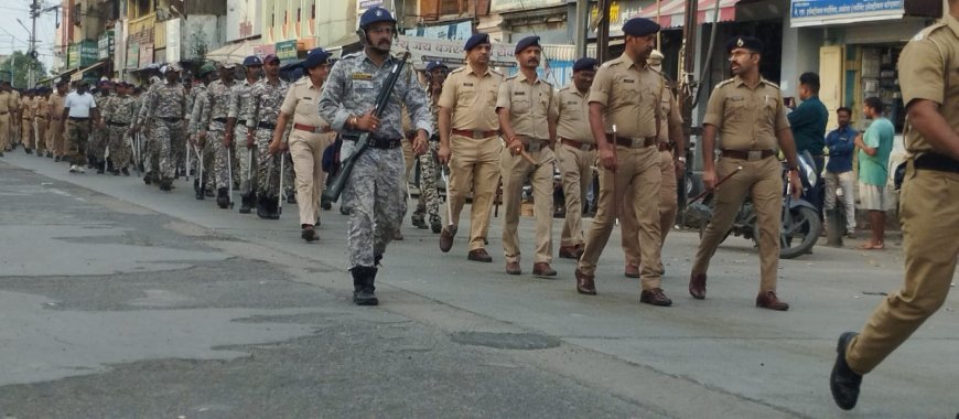 कावळ यात्रा व गणपती उत्सवाच्या पार्श्वभूमीवर  अकोला शहरामध्ये पोलिसांचा रूटमार्च !!