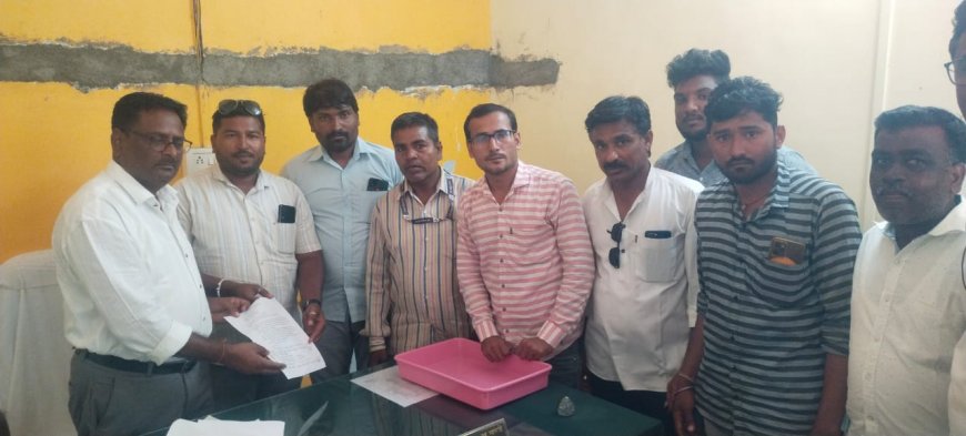 वंचित बहुजन आघाडीचे सार्वजनिक बांधकाम उपविभागला निवेदन