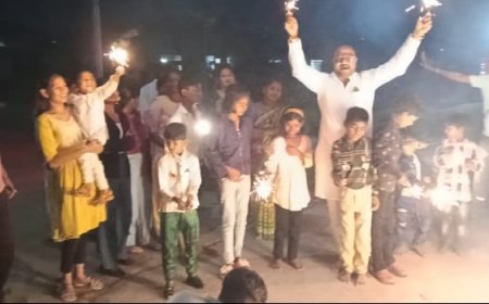 सम्राट सुरवाडे यांनी केली गरीब मुलांसोबत दिवाळी साजरी...!