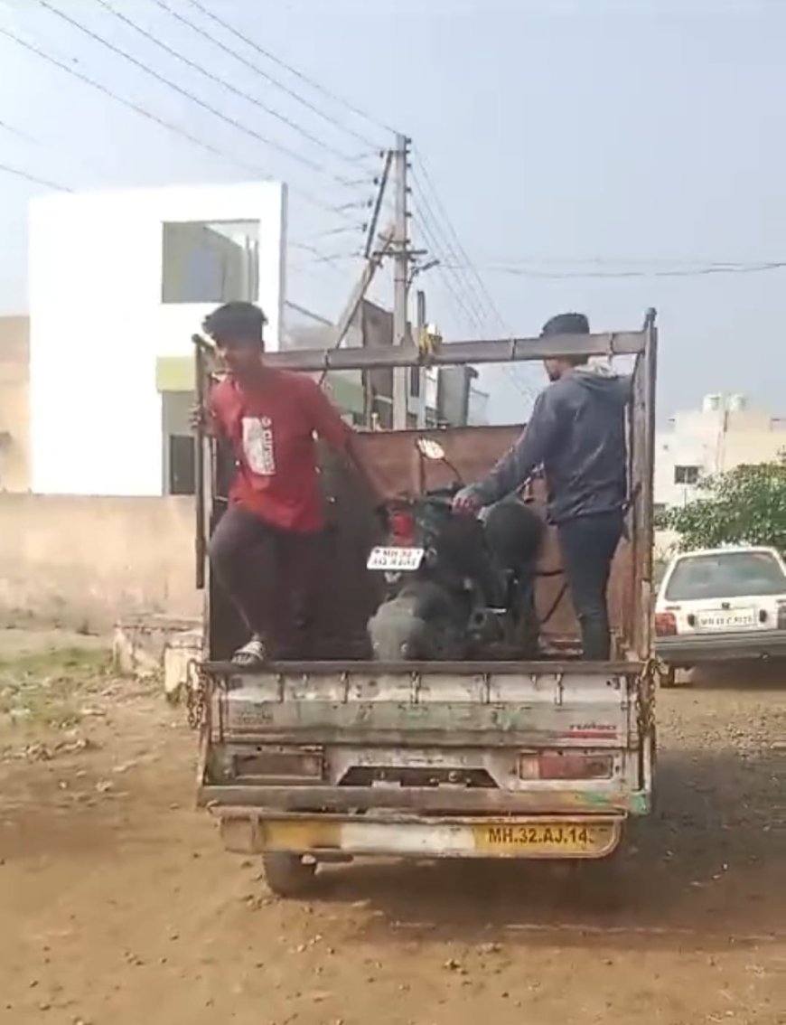 देवकमल केटरर्स मालकाची दादागिरी ; पोलिसांनी समज देऊन सुद्धा अरेरावी जाईना... दादागिरी करून बळजबरीने उचलून नेलेली दुचाकी पोलिसांच्या मध्यस्थी नंतरही केली नाही परत !!