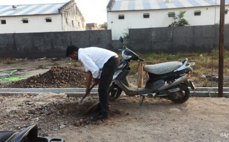 अकोट शहरातील विद्या  कॉलनी मध्ये जाणाऱ्या रस्त्यावर असलेल्या नाली चा पाईप फुटल्याने मोठा अपघात होण्याची शक्यता !!